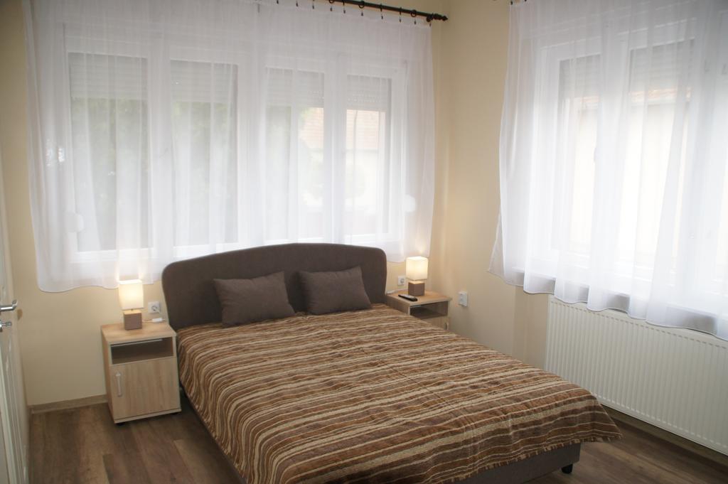 Апартаменти Fonix Apartman Дьюла Екстер'єр фото