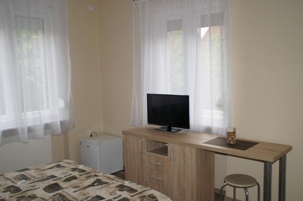 Апартаменти Fonix Apartman Дьюла Екстер'єр фото
